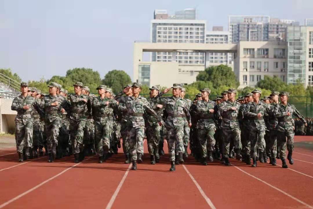 武汉交通职业学院军训图片